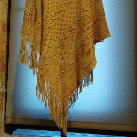 Win Win Tan Open Knit One Size Pull Over Shawl - Picture 2 of 4